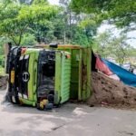 Truk Pengangkut Pasir Terbalik di Jalan Lingkar Selatan Kota Cilegon, Sopir Selamat