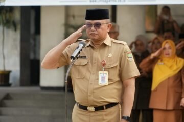 Pj Sekda Kota Cilegon tengah memimpin apel pagi di halaman Kantor Wali Kota