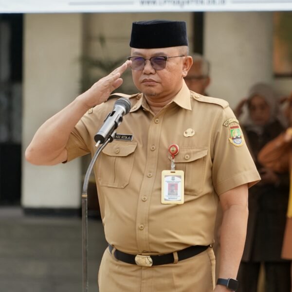 Pj Sekda Kota Cilegon tengah memimpin apel pagi di halaman Kantor Wali Kota