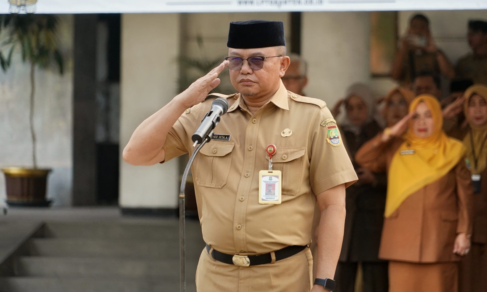 Pj Sekda Kota Cilegon tengah memimpin apel pagi di halaman Kantor Wali Kota