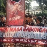 Ratusan Massa Geruduk DPRD Lebak, Tuntut Pencopotan Ketua Dewan Terkait Kasus Kekerasan Aktivis