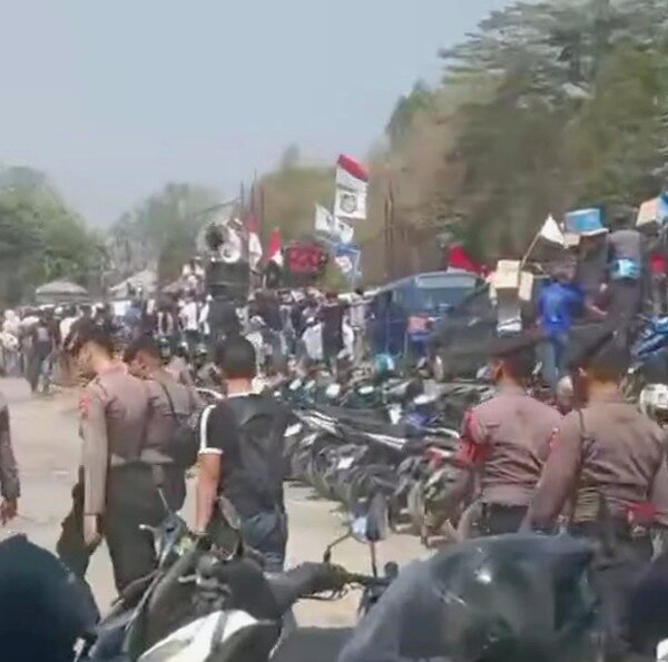 Warga Bojonegara Serang Sempat Blokade Jalan, Tuntut Pelebaran Jalan Infrastruktur Paska Kecelakaan Maut