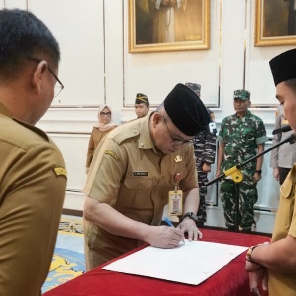 Walikota Robinsar Resmi Lantik Ahmad Aziz Setia Ade Putra Jadi Sekda Cilegon Definitif, Minta Jadi Motor Penggerak Birokrasi