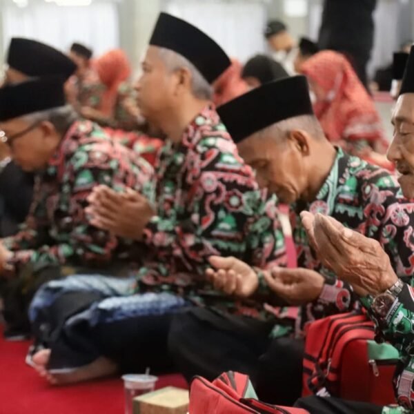 Realisasikan Program Umrah Gratis, Robinsar Lepas 37 Jamaah Umrah
