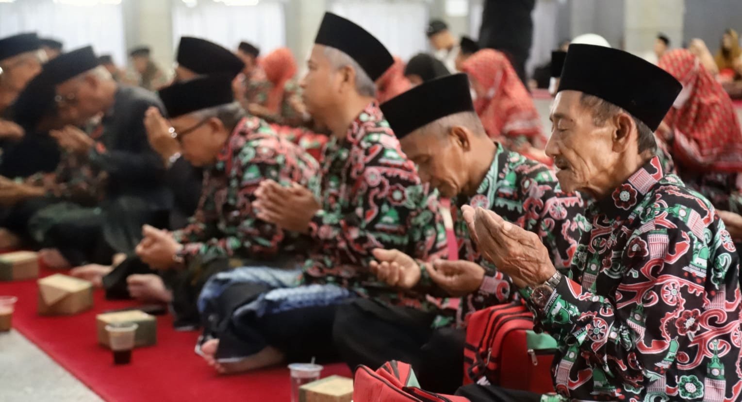 Realisasikan Program Umrah Gratis, Robinsar Lepas 37 Jamaah Umrah