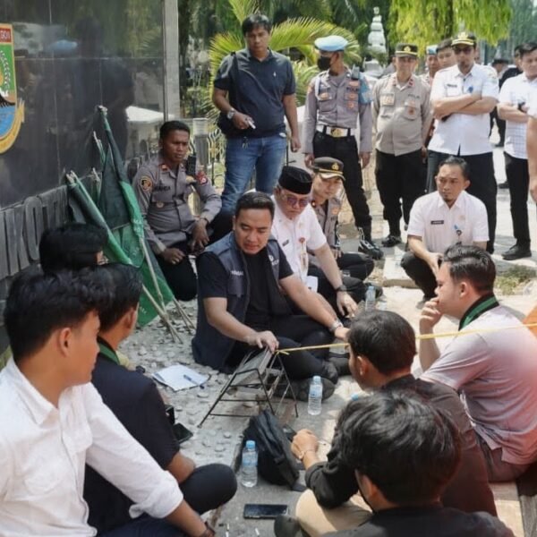 Robinsar Temui Langsung Massa Aksi, Tegaskan Pemkot Cilegon Terbuka Terima Aspirasi Mahasiswa