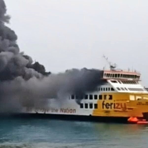 KMP Batumandi Terbakar di Perairan Merak, Seluruh Penumpang Selamat Dievakuasi