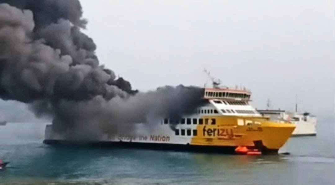 KMP Batumandi Terbakar di Perairan Merak, Seluruh Penumpang Selamat Dievakuasi